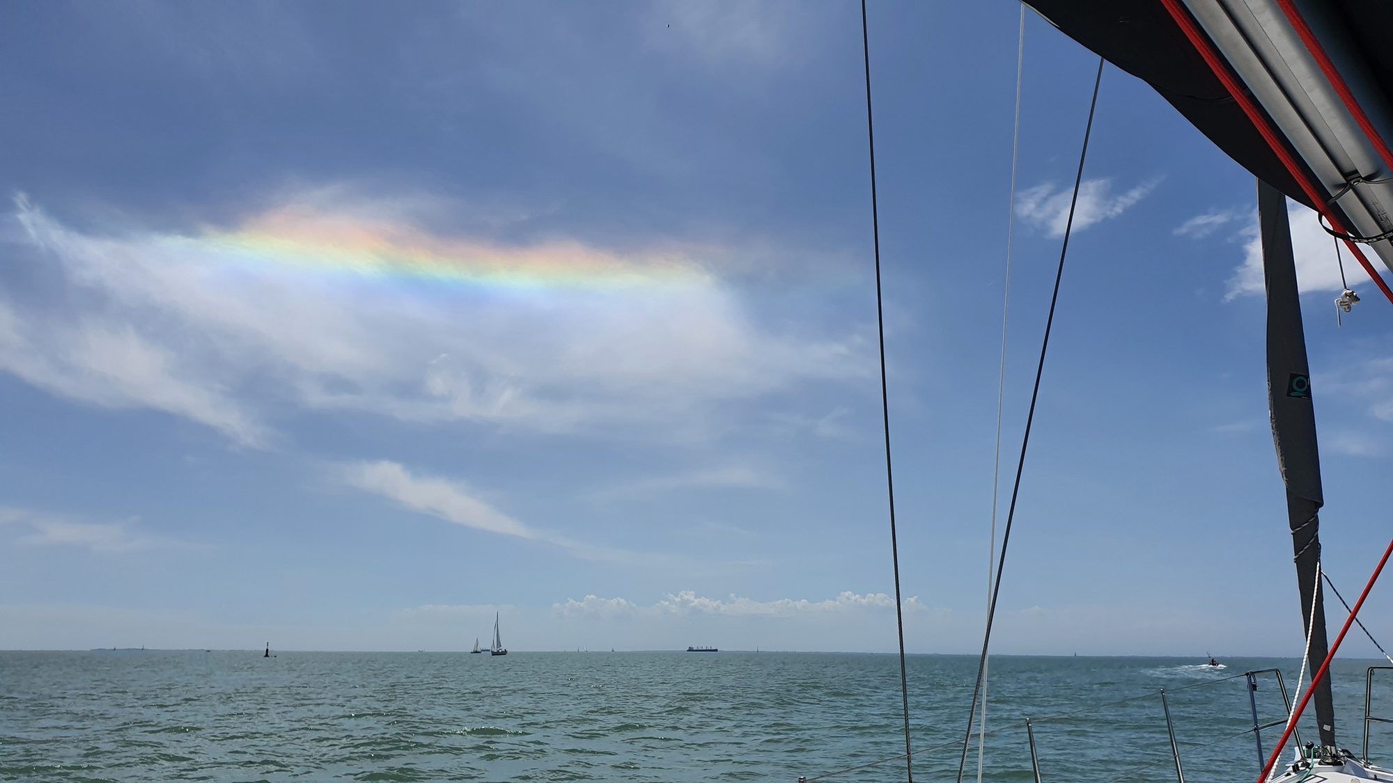 Irisation arc-en-ciel dans le ciel au-dessus de la mer, vue depuis le voilier