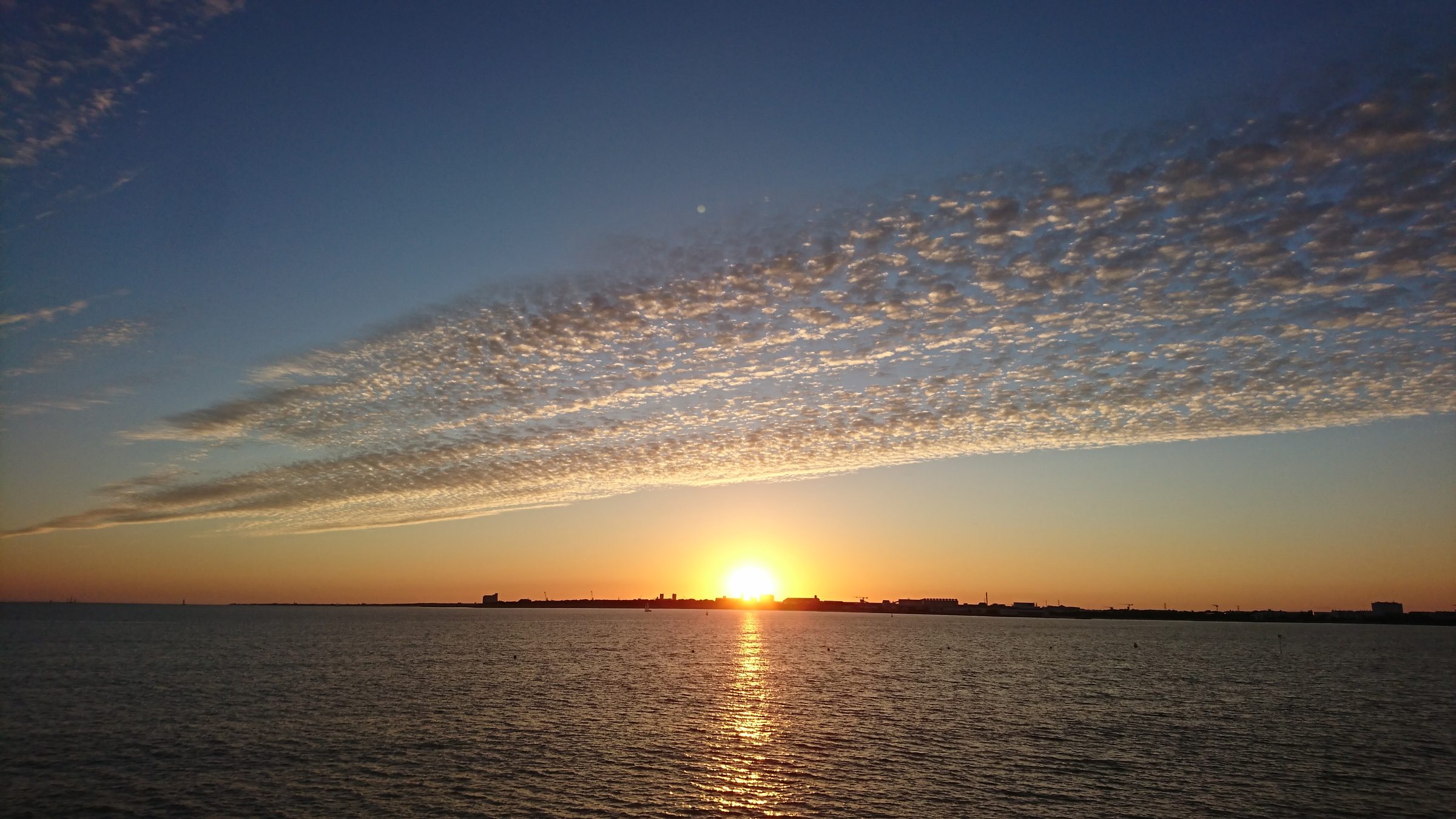 Coucher de soleil sur l'océan au large de La Rochelle